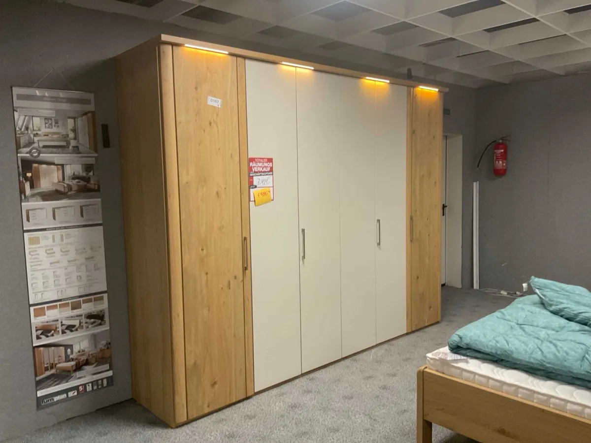 Kleiderschrank
