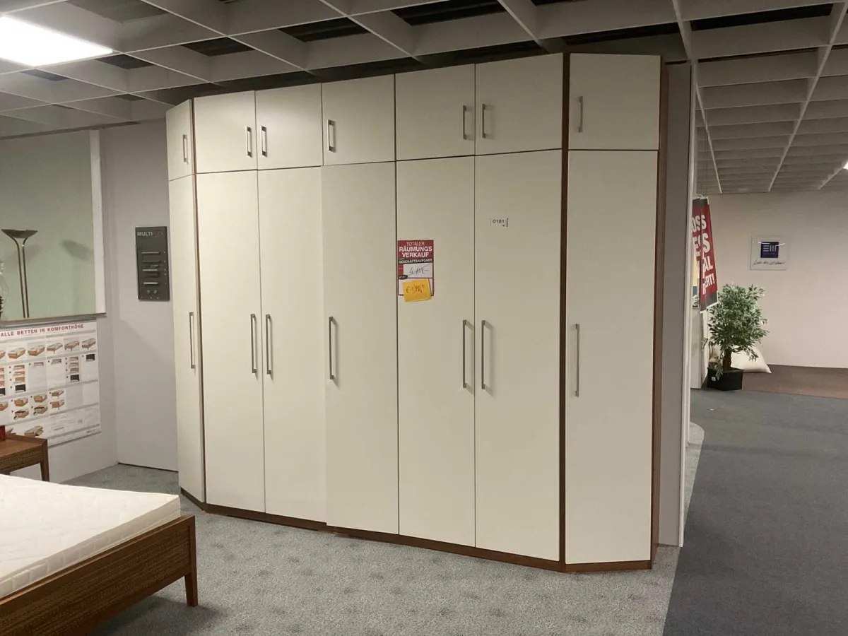 Kleiderschrank