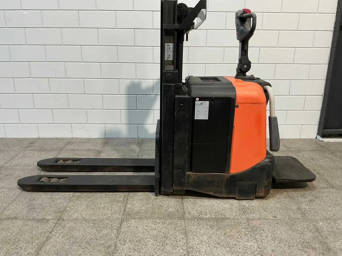 BT - 2007 - SPE200D - Stacker