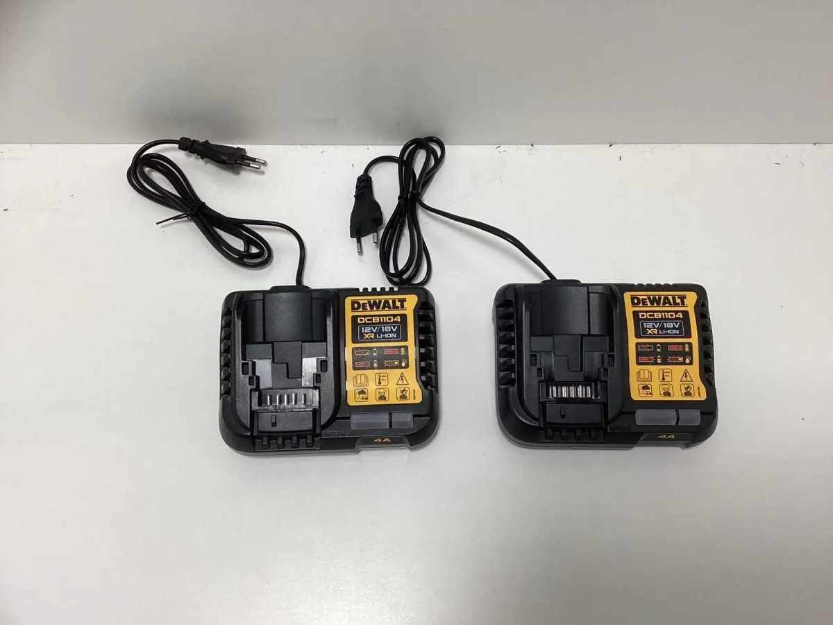 DeWALT DCB1104 12V / 18V XR Batterieladegerät (2x)