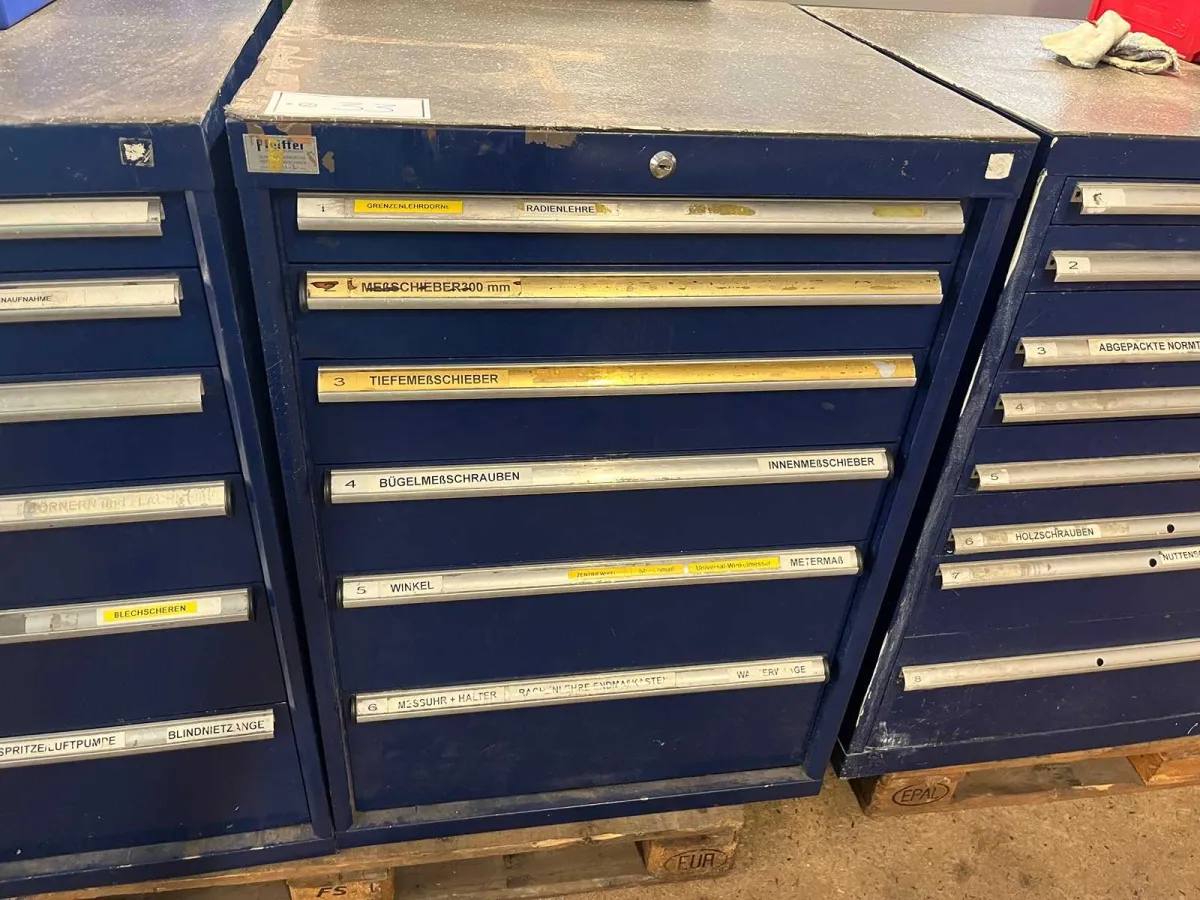 Werkzeugschrank mit Inhalt