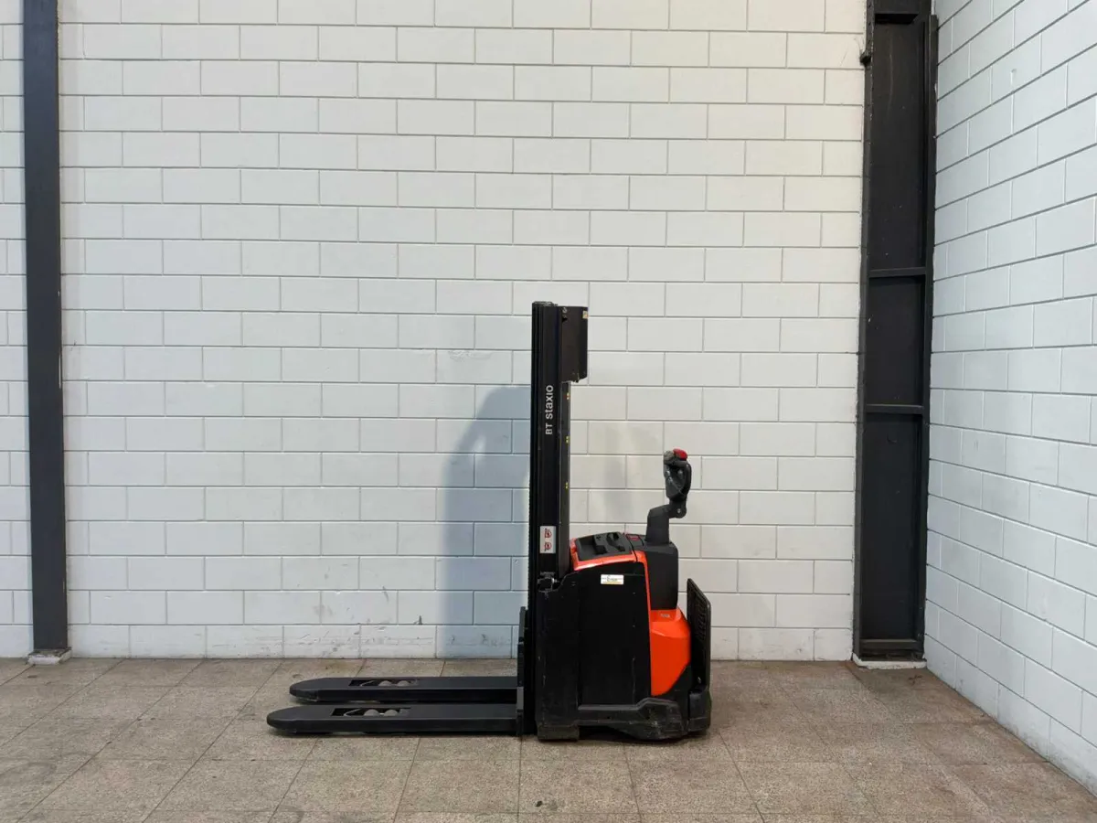 BT - 2011 - SWE120 - Stacker
