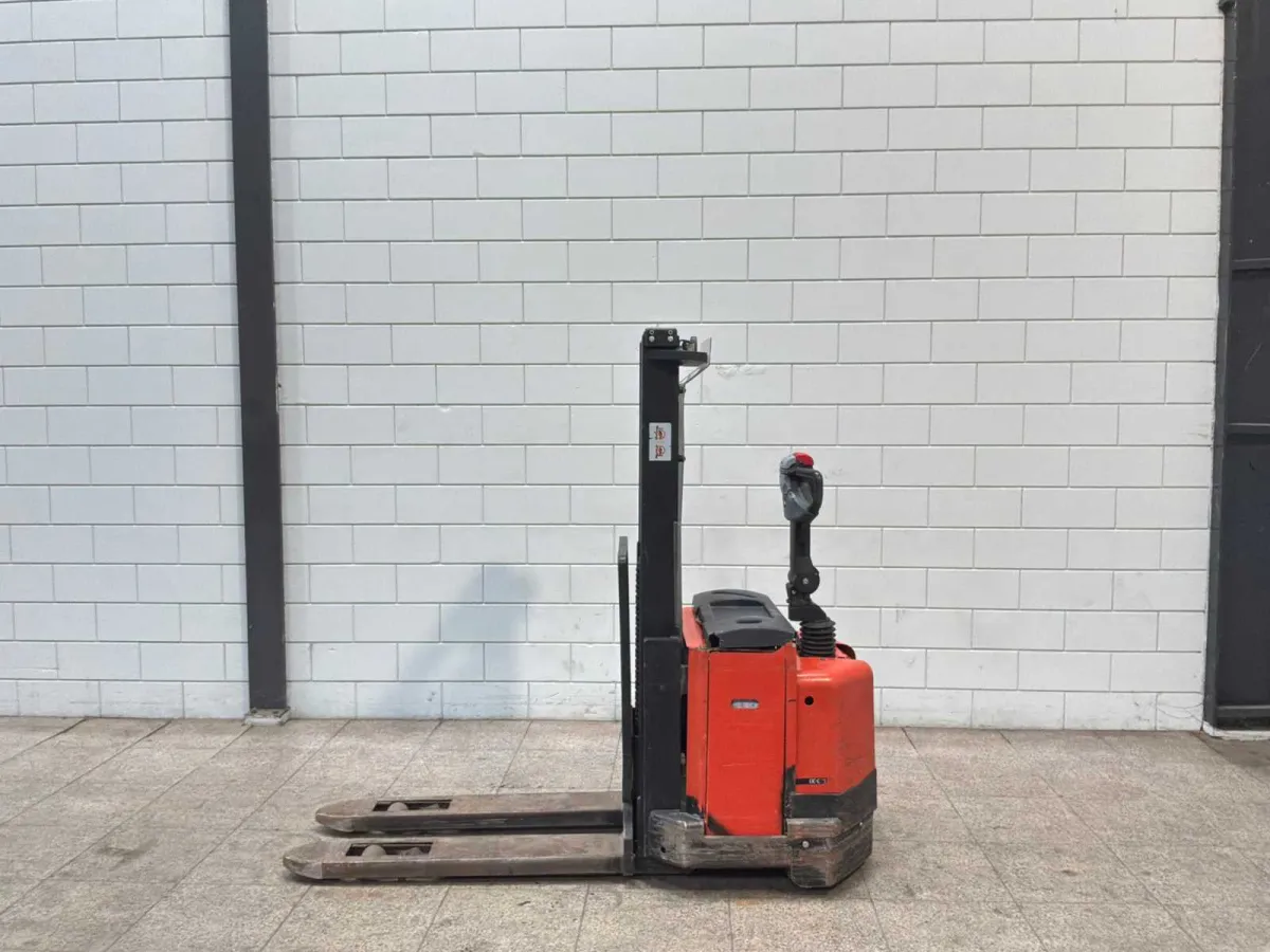 BT - 2008 - SWE120L - Stacker