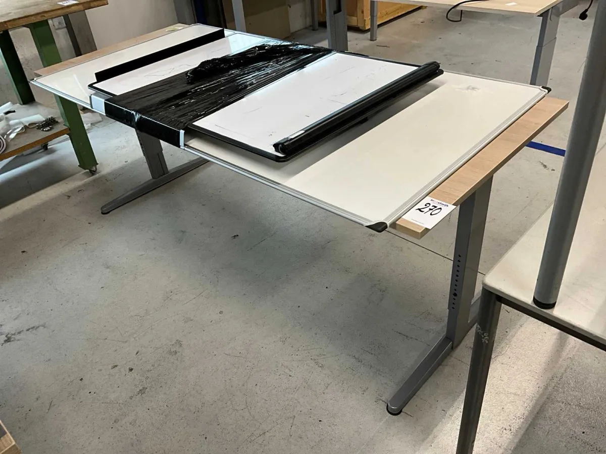 Whiteboards und Schreibtisch
