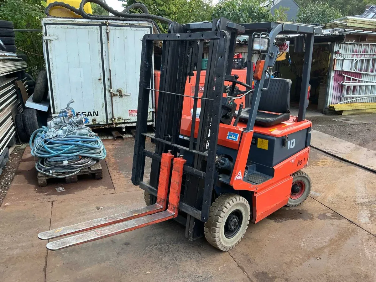 Toyota 5FBL1 mit Batterieladegerät