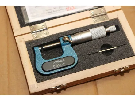 FREUTEK SDM0049 Außenmikrometer 0–25 mm x 0,01 – RESALE