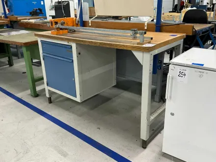 Arbeitstisch und Profilschneidgerät – RESALE