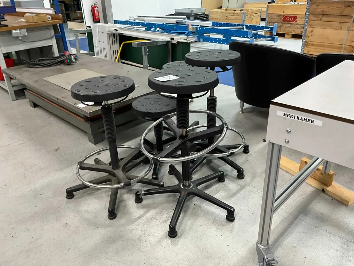 Verschiedene Werkstatthocker und -stühle (5x)