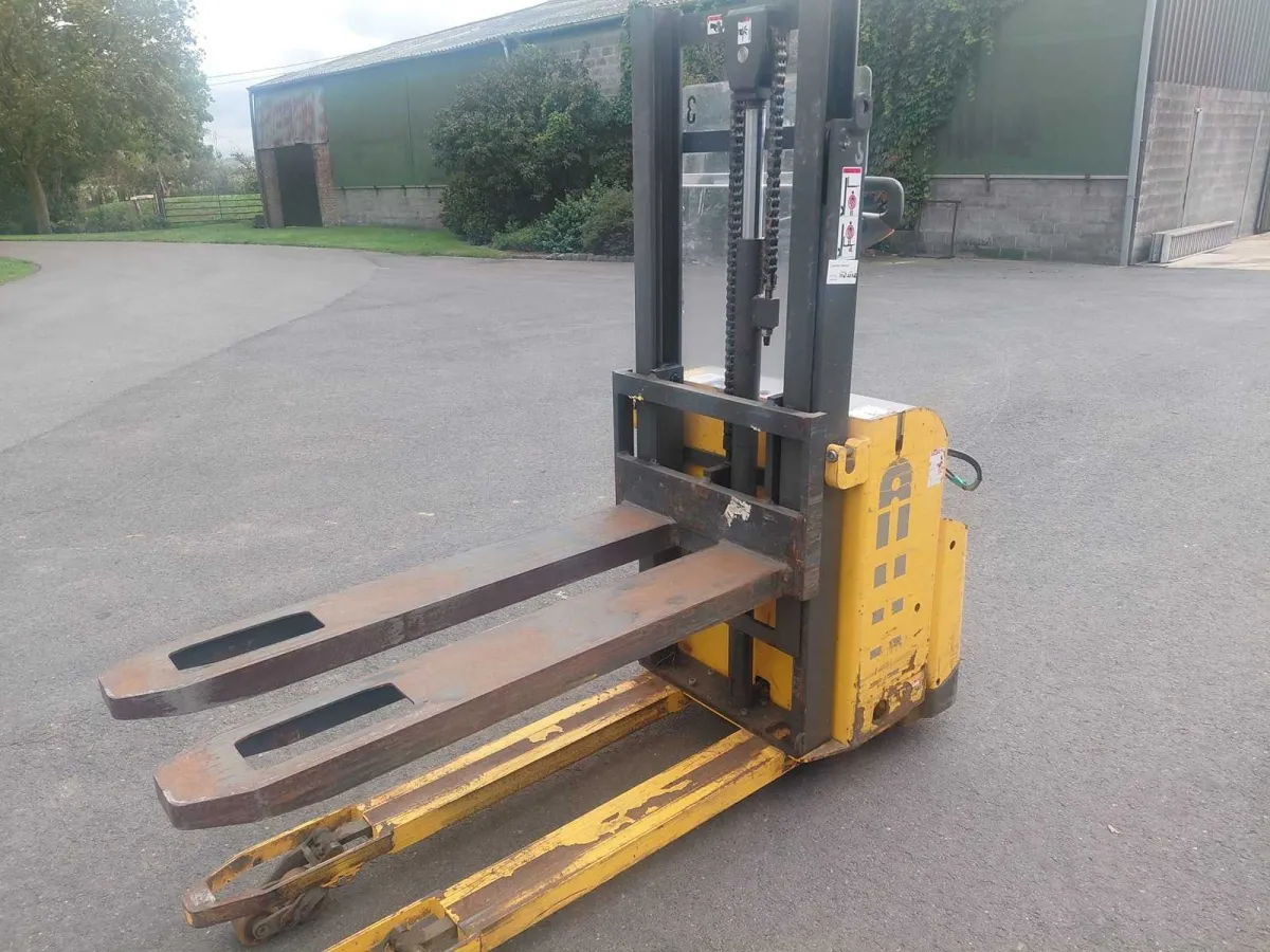 2016 Atlet Doppio Electric Stacker