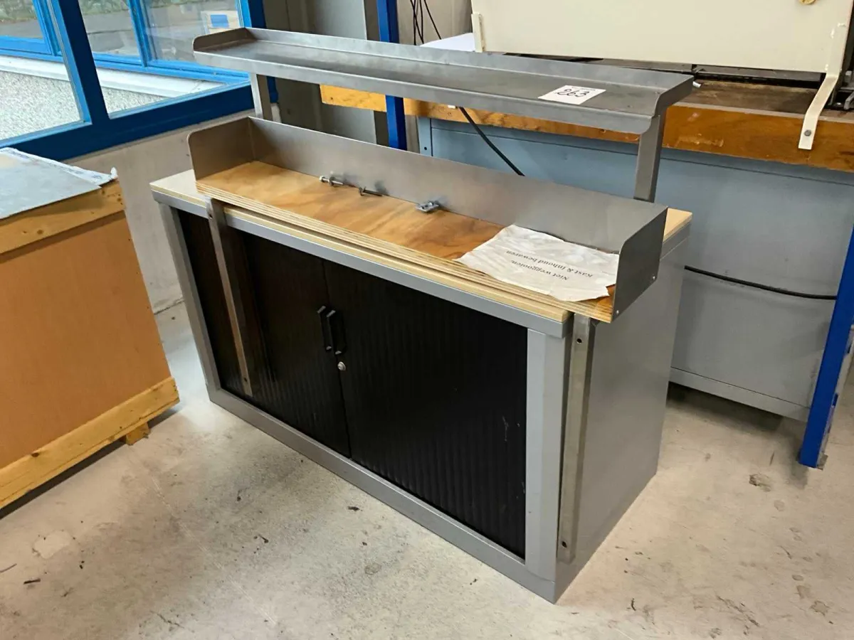 Schrank mit Wandregal