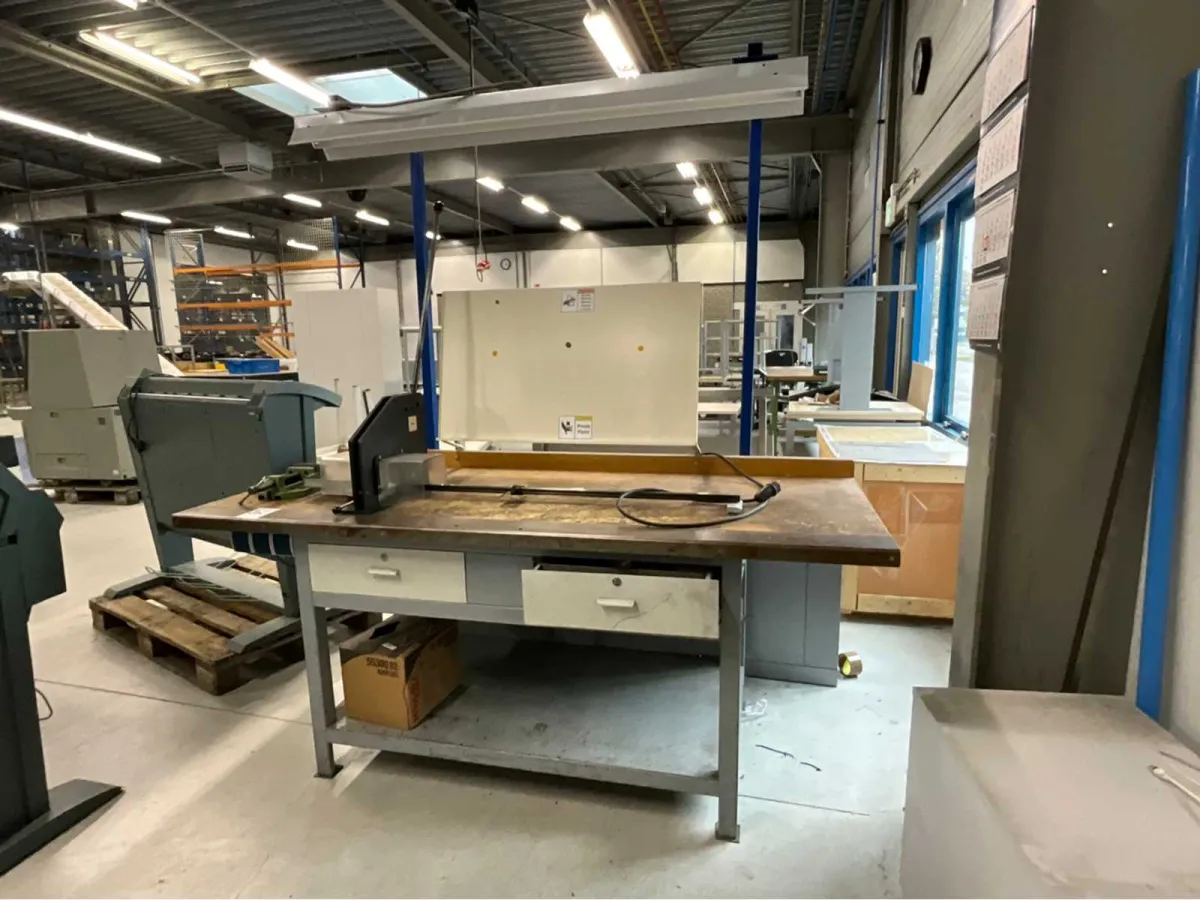 Werkbank + Kabelrohr-Schneider