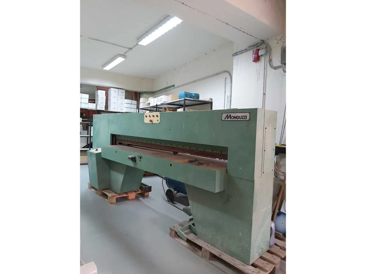 Verwendete Furnierschneidemaschine (Furnier-Guillotine) MONGUZZI, 2600 mm Schneidlänge