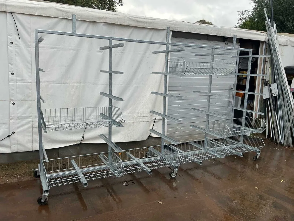 Mobile Metall-Displayregale mit Auskragungs-Drahtkörben