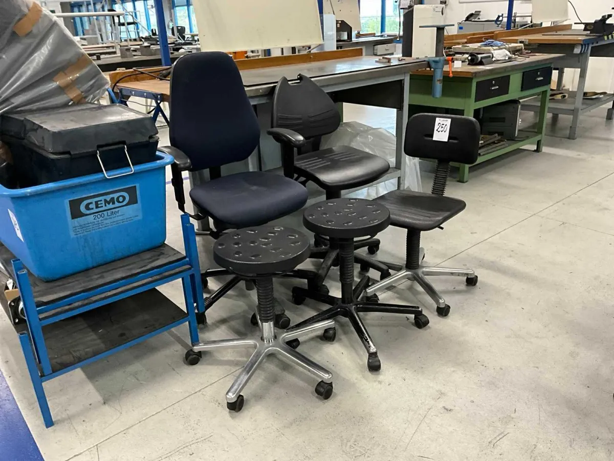 Verschiedene Werkstatthocker und Stühle (4x)