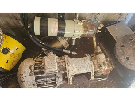 Industrie-Elektromotor-betriebene Pumpe mit 2 Fluidfilter-/Separatoreinheiten, Schläuchen und Anschl – RESALE