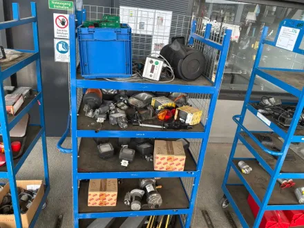 Paket mit Regalwagen Elektronik Salzstreuer, Lichter,Spiegel…, inkl. Teilewagen 2 – RESALE