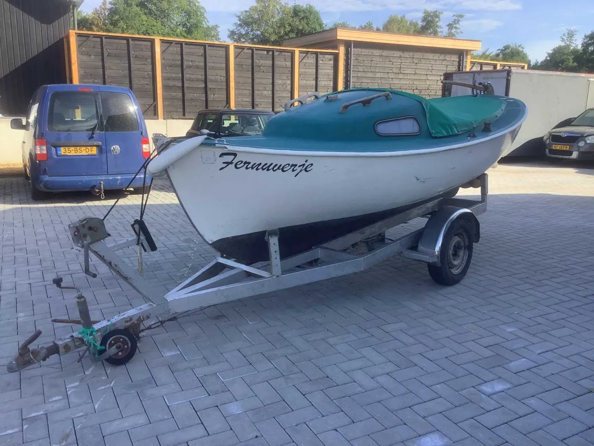Polyester-Segelboot mit Anhänger