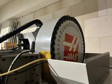 HAAS + Kawasaki - 2007 - VF-3DHE - Vertikale Maschinenzentren + Lade- und Entladeroboter – RESALE