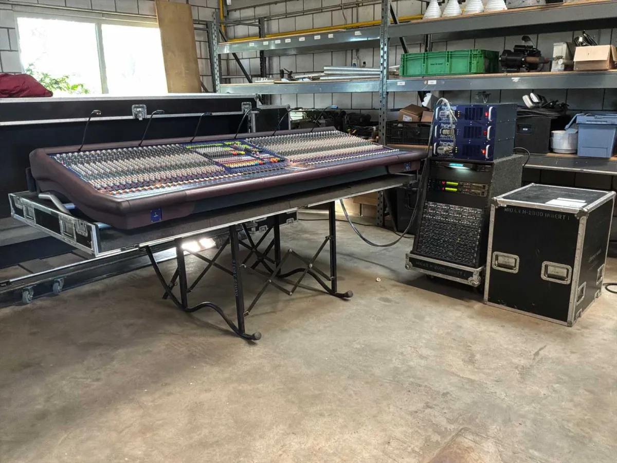 2004 Midas Heritage 2000 Console di missaggio analogico con rack effetti