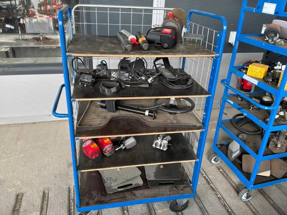 Paket mit Lenksäule, Zentralschmieranlage, Lichmaschine, Leuchten, Regalwagen, inkl. Teilewagen