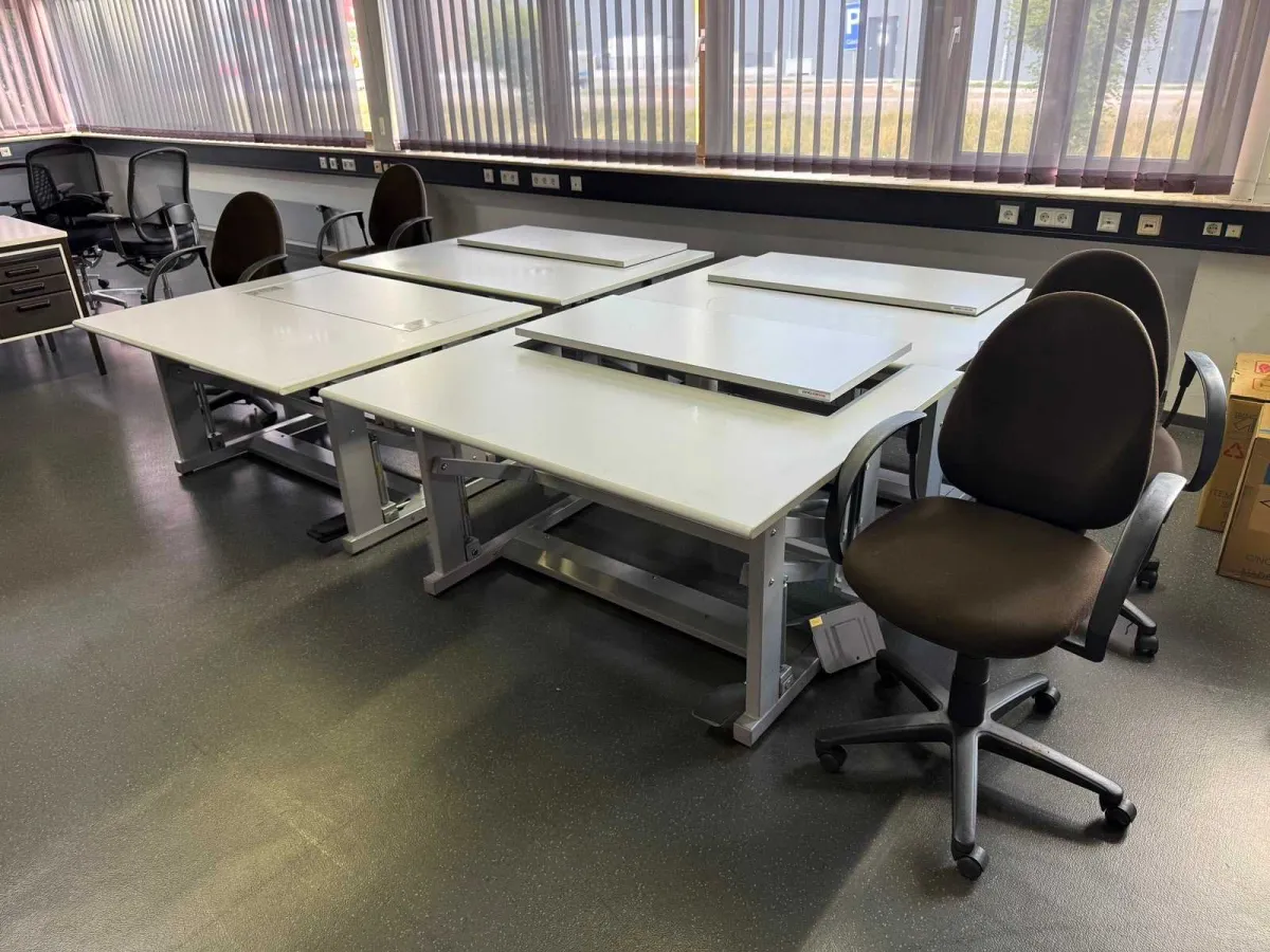 Schreibtische mit integriertem Schubladenschrank