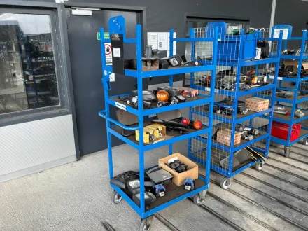 Paket mit Regalwagen Lichter , Spiegel , Motorlager…, inkl. Teilewagen 5 Verschiedene landwirtschaft – RESALE