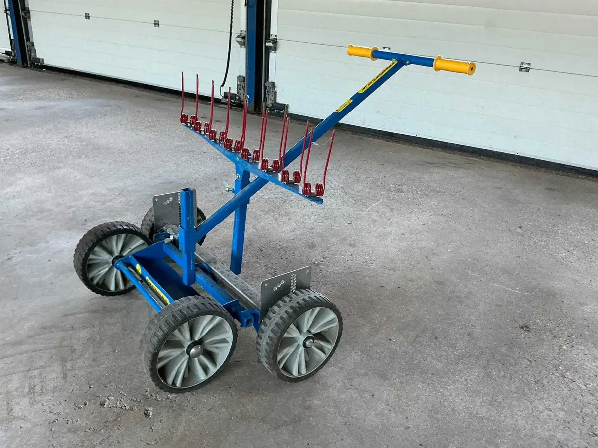 Glissière manuelle de nivellement Visser & Visser avec râteau de semence et roues