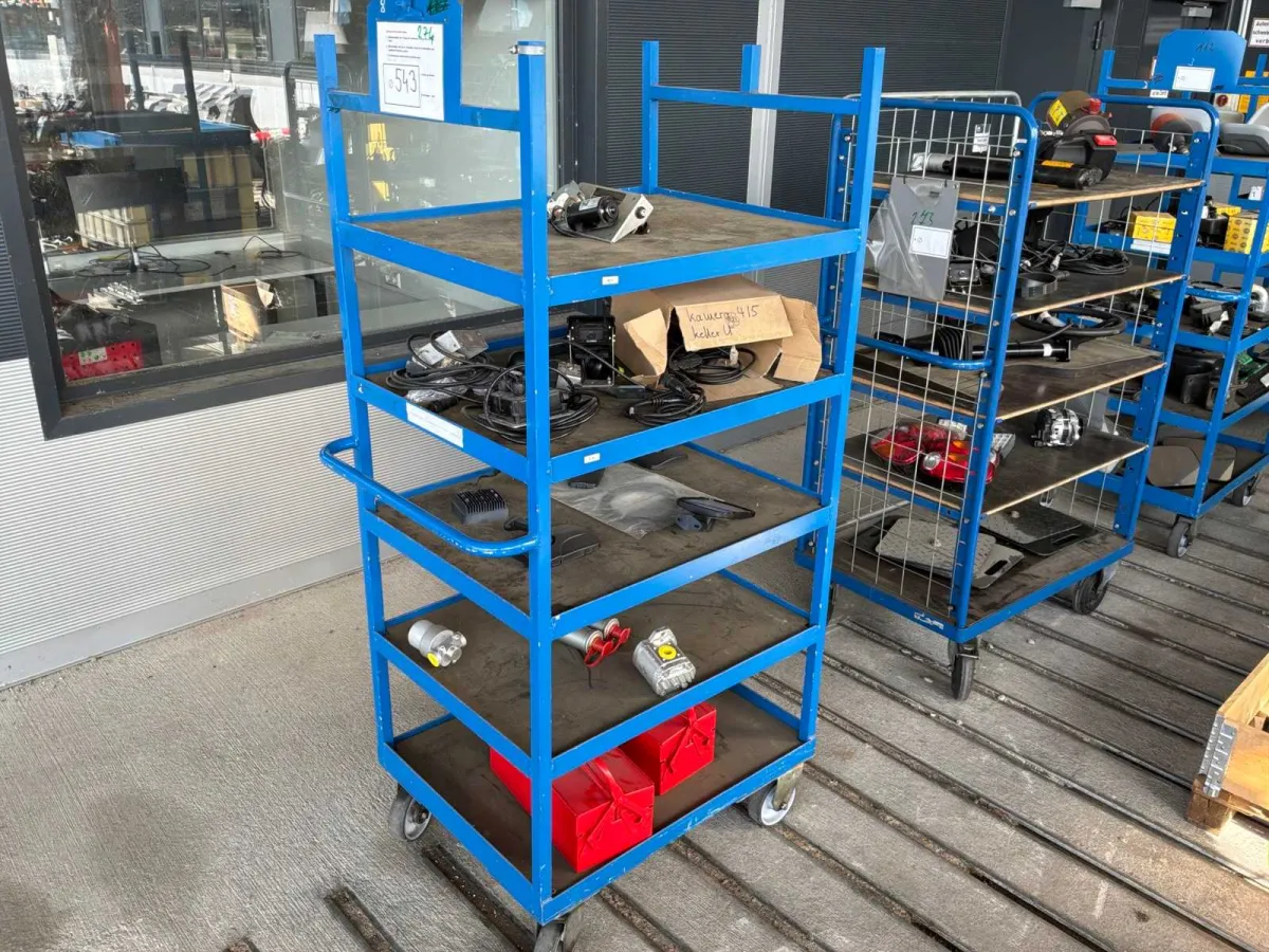 Paket mit Rückfahrkamera, Spiegel, Hydraulikpumpen Werkzeugkiste, Regalwagen, inkl. Teilewagen