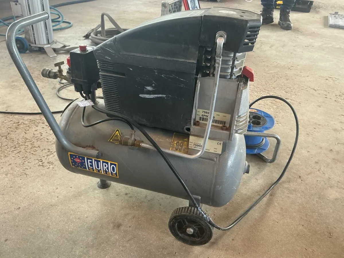 2003 EURO Serie HL 215-25 Radkompressor mit Druckbehälter und Doppeldruckanzeige