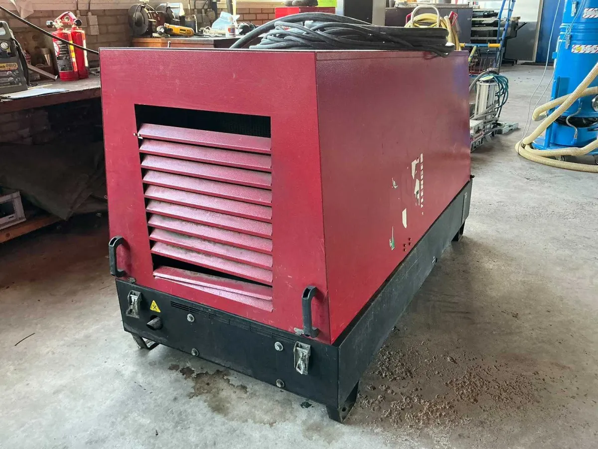 Schalldämpfer S35-Dieselgenerator mit Iveco AIFO-Motor, 230/400 V
