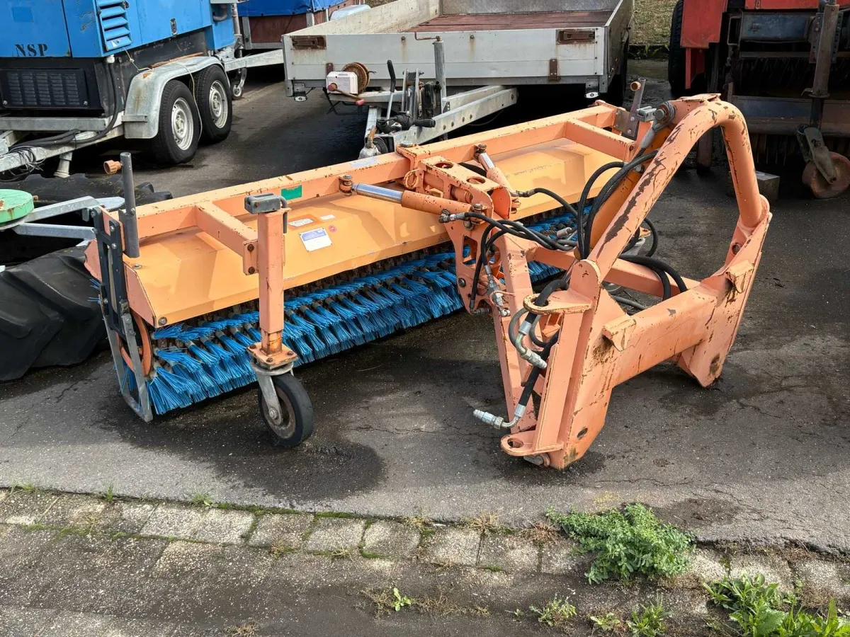 Schmidt Winterdienst- und Kommunaltechnik VKS 24-H Straßenkehrmaschine Für Mercedes Unimog
