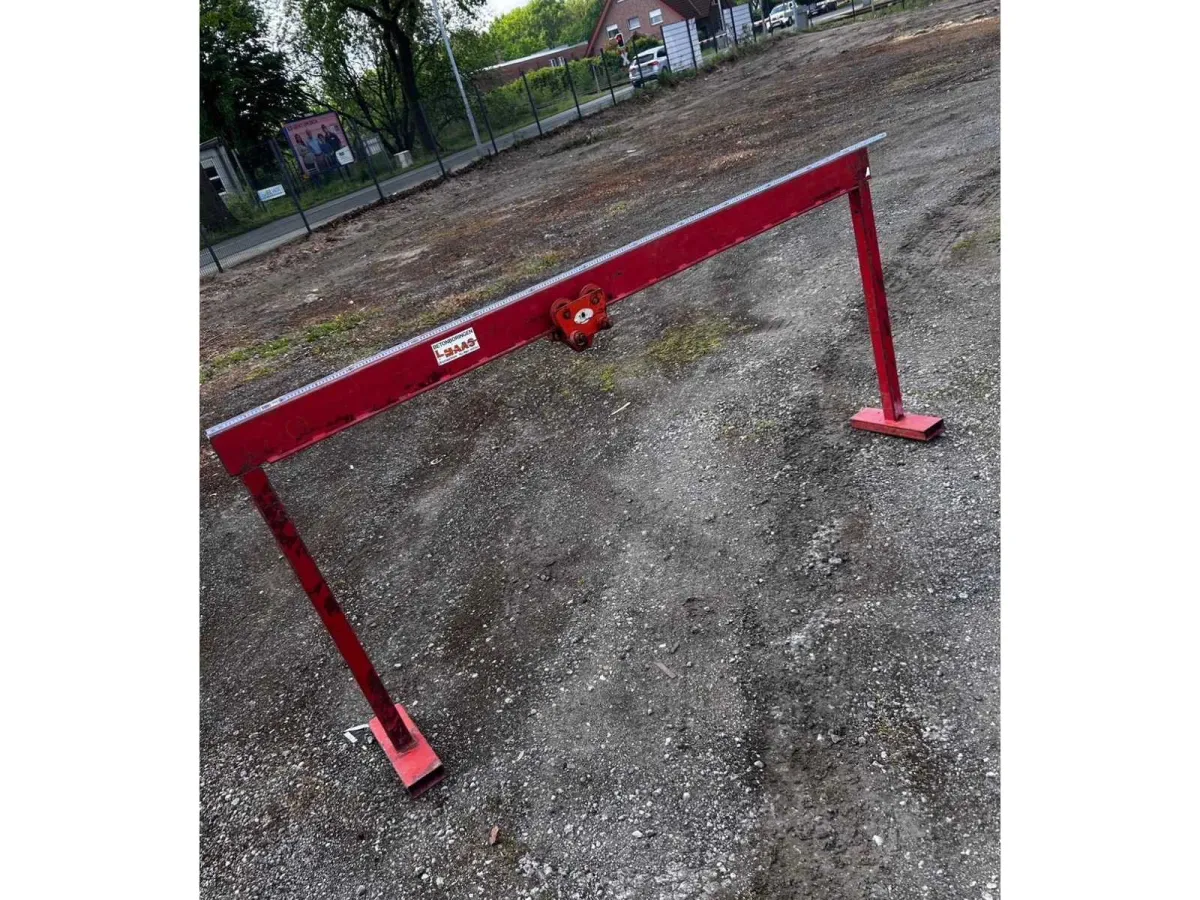 Träger mit laufkatze Kran