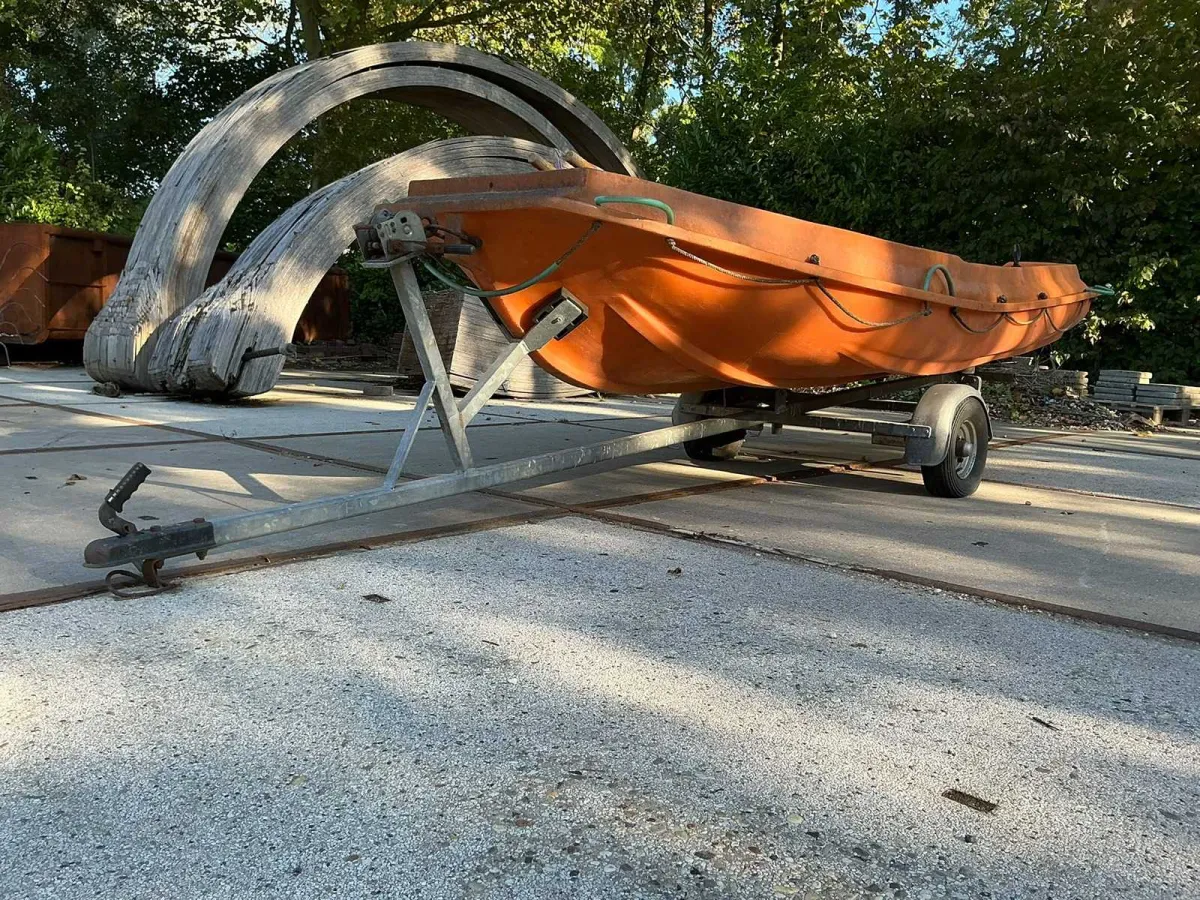 Jeanneau New Matic 360 en fibre de verre de 1988 avec remorque à simple essieu, treuil et rames