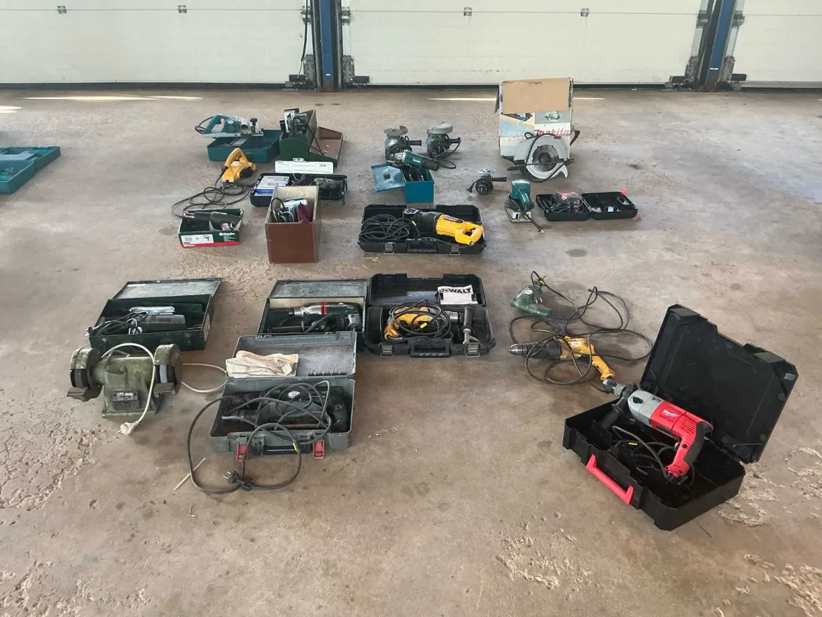 Charge verschiedener elektrischer Handwerkzeuge, ca. 22 Teile, darunter Makita, DeWalt, Bosch, Metab