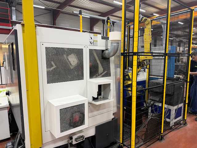 2006 Nakamura WT 100 – Doppelspindel-CNC-Drehmaschine mit Fanuc-Roboter