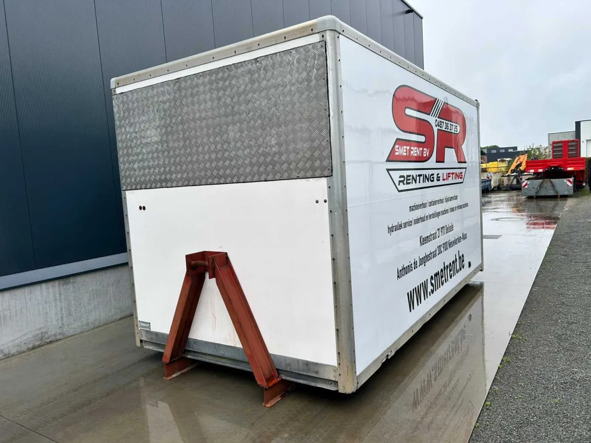 Möbelkiste auf Containerschlitten