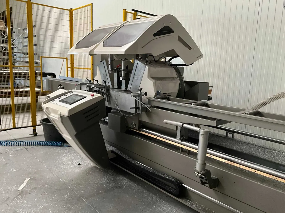 Calvet Industrial CNC-gesteuerte Sägemaschineninstallation