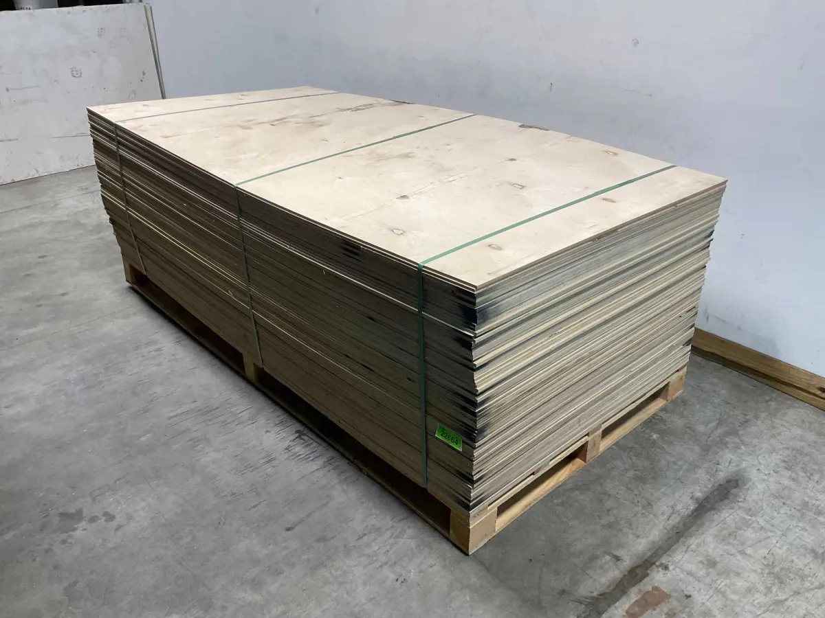 Sperrholzbrett – 250x125x0,9 cm (80x)