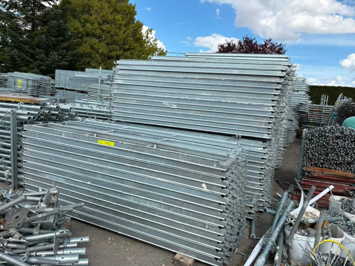 2024 - Mehrdirektionales verzinktes Stahlgerüst (1000m²)