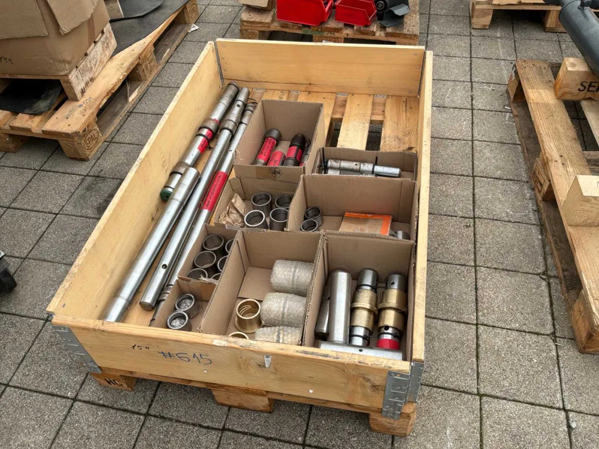 Bolzen und Buchsen, Paket mit 41 Teilen Verschiedene landwirtschaftliche