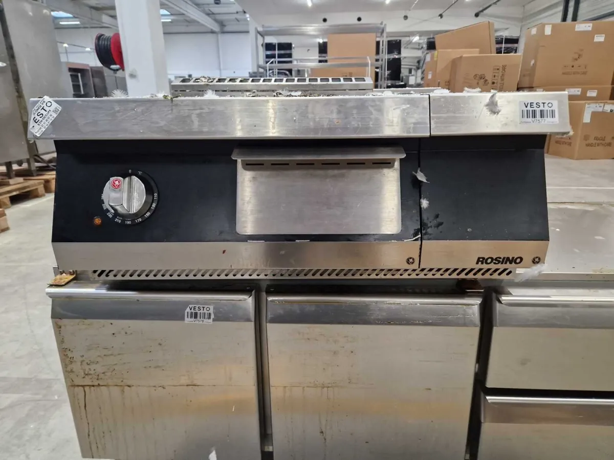Glatte Plancha + neutrale Möbel – Rosinox