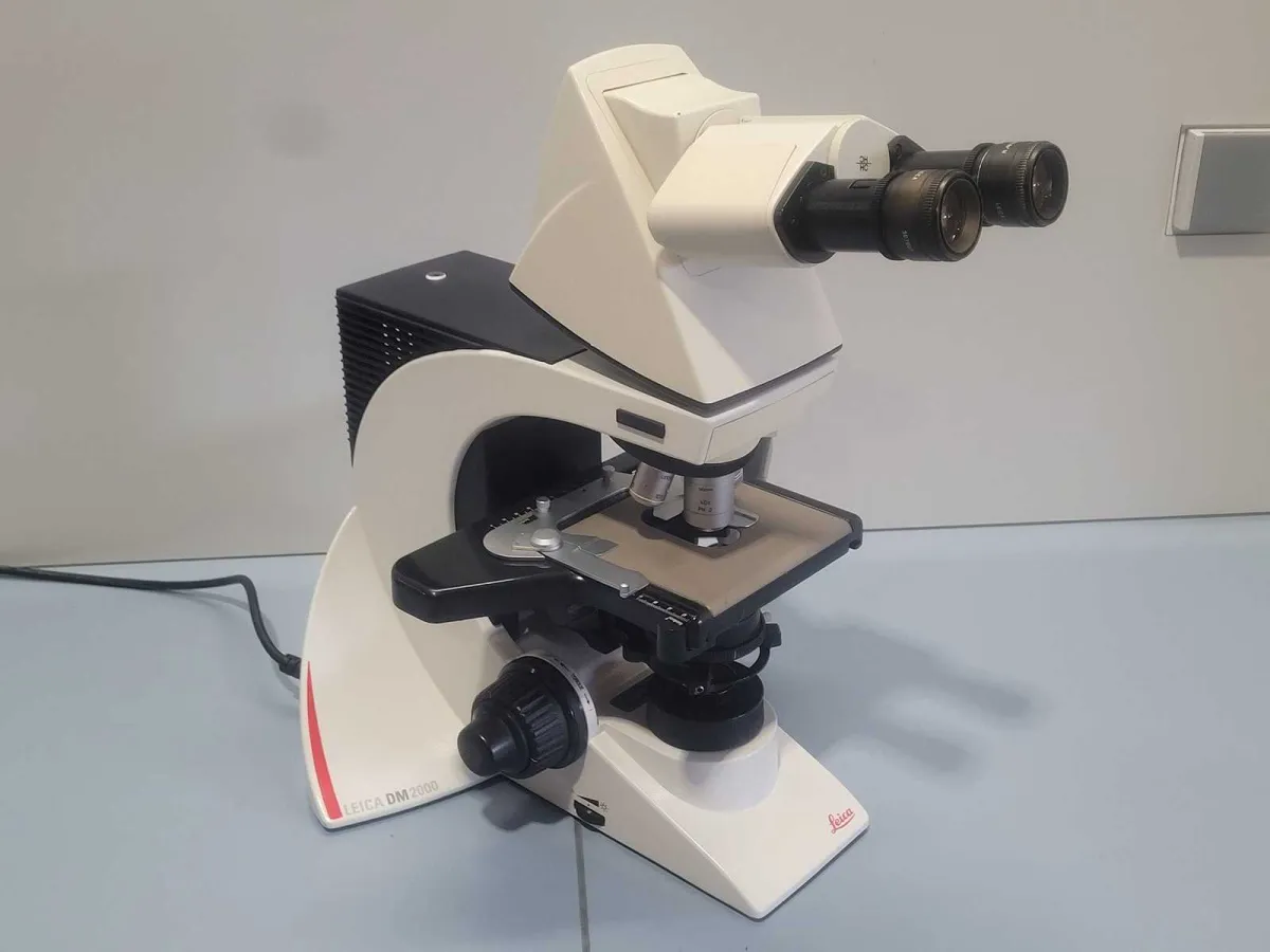 LEICA - DM 2000 (DM2000) - Mikroskop - 3 Ziele
