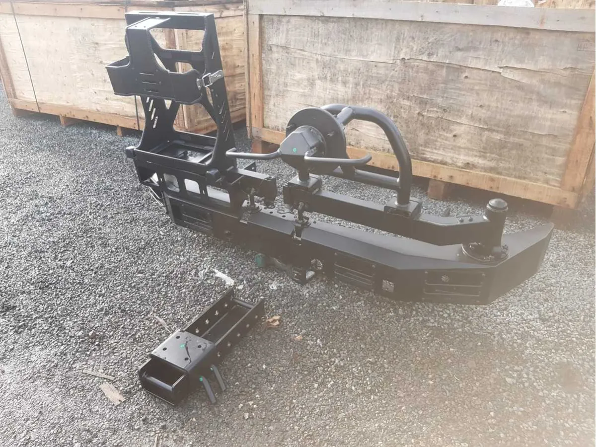 Set aus 3 4x4-Stoßstangen mit schwenkbarem Ersatzradhalter