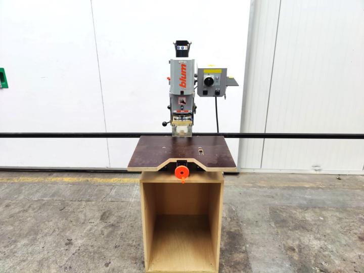 BLUM MINIPRESS Beschlagbohr- und Einsetzmaschine