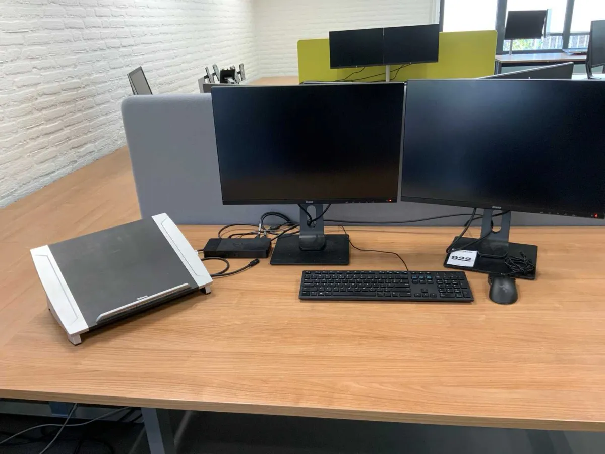 Dell K20A, iiyama ProLite XUB2495WSU Dockingstation und Monitore am Arm