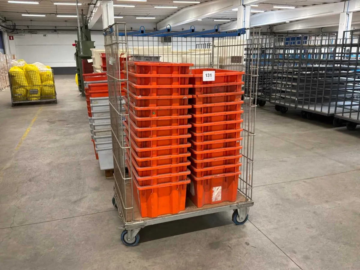 Transportwagen mit 25 Plastikbehältern