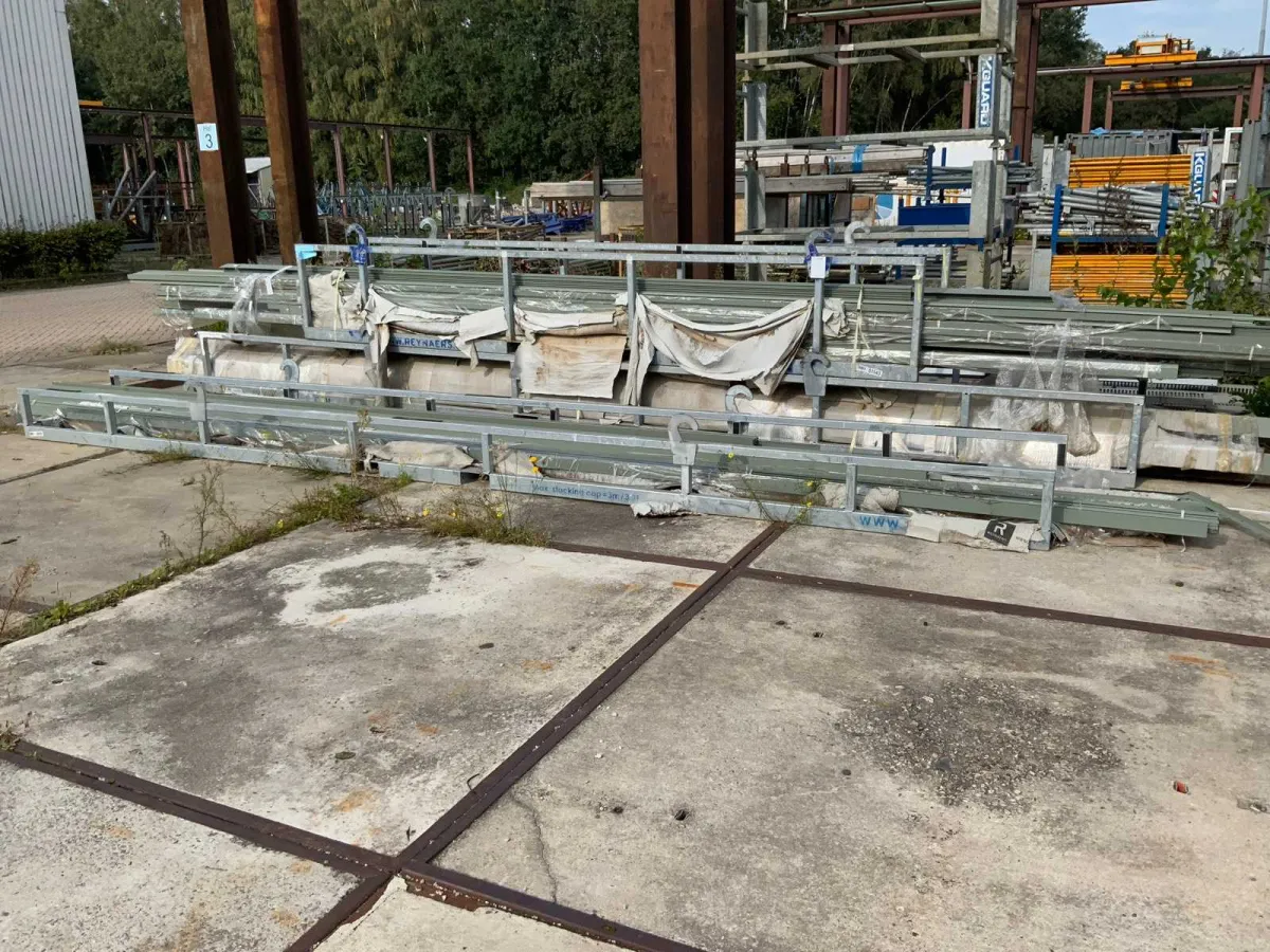 Charge von Aluminiumprofilen in der Brücke (3x)