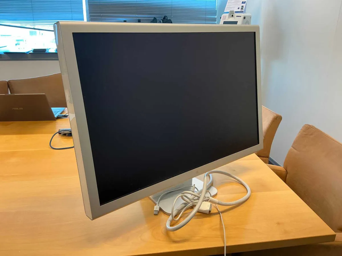 Apple – Cinema HD Display – Monitor
