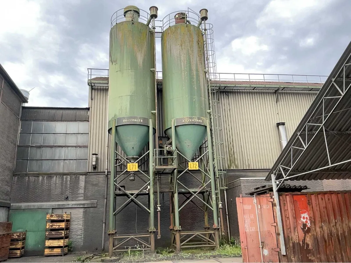 BENTONIT und SILBERSAND – Silo