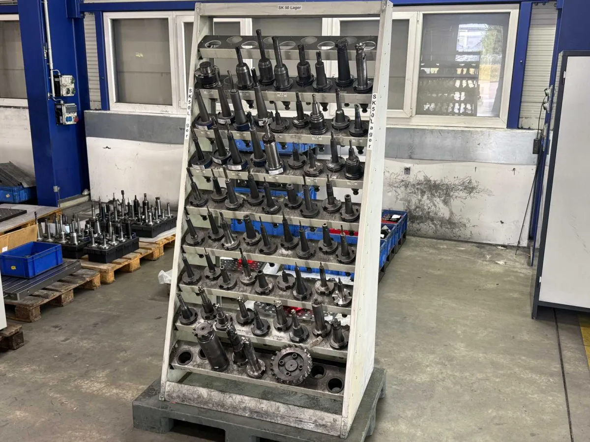 Werkzeugschrank mit Inhalt